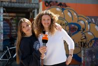 pur+ – Erste Liebe - aber auch erster Liebeskummer. Emma (r.) und Angelina (l.) aus der "Mädchen WG" sind als "PUR+"-Liebesreporterinnen unterwegs und fragen nach: "Was machen, wenn Liebe weh tut?"