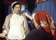 Unsere kleine Farm – Mit Hilfe eines Pendels sagt Madame Maria (Lili Valenty, r.) voraus, dass Caroline (Karen Grassle, l.) einen kräftigen Sohn gebären wird ...