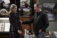Last Man Standing – Mandy Baxter (Molly McCook, l.); Mike Baxter (Tim Allen, r.)