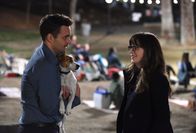 New Girl – Nick (Jake Johnson, l.) möchte an diesem Abend Jess (Zooey Deschanel, r.) endlich den Antrag machen, doch Jess' neuer Hund bringt all seine Pläne durcheinander ...