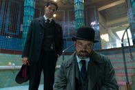 Vienna Blood – Oskar Rheinhardt (Juergen Maurer, r.) und sein Kollege Haussmann (Josef Ellers, l.) untersuchen einen Tatort - in einer Wiener Herrensauna.