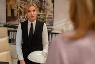 Sturm der Liebe – Katja (Isabell Stern, l.) ist sehr bemüht, Alexandras (Daniela Kiefer, r.) Verdacht im Hinblick auf Vincent zu zerstreuen.