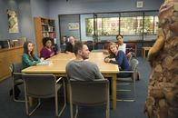 Community – Während Annie (Alison Brie, l.) und Abed (Danny Pudi, r.) mit der Suche nach einem neuen Mitbewohner beschäftigt sind, dealen Shirley (Yvette Nicole Brown, 2.v.l.), Hickey (Jonathan Banks, 3.v.l.), Britta (Gillian Jacobs, 2.v.r.) und Jeff (Joel McHale, 3.v.r.) mit Chemiebüchern ...
