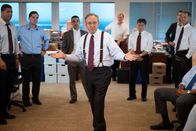 Der große Crash - Margin Call – Sam Rogers (Kevin Spacey, 4. v. li.) bereitet seine Mitarbeiter auf die kommenden Ereignisse vor.