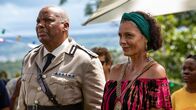 Death in Paradise – Commissioner Selwyn Patterson (Don Warrington) und Catherine Bordey (Elizabeth Bourgine) nehmen an einer Benefizveranstaltung für ein Kinderheim teil, die jedoch unerwartet tragisch endet.