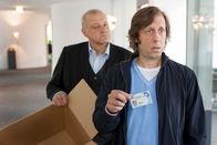 Wilsberg – Die Steuerunterlagen werden von Ekki (Oliver Korittke, r.) beschlagnahmt. Wilsberg (Leonard Lansink, l.) hilft beim Tragen.