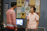 Community – Mit Hilfe seiner skurrilen Thorie findet Abed (Danny Pudi, l.) heraus, wer Chang (Ken Jeong, r.) tatsächlich ist ...