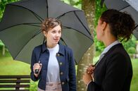 Sturm der Liebe – Vanessa (Jeannine Gaspár, r.) hilft Eleni (Dorothée Neff, l.) dabei, Hintergrundwissen über den Fürstenhof zu erwerben.