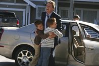 Desperate Housewives – Freuen sich über die Ankunft ihres Großvaters Rodney (Ryan O’Neal, M.): Preston (Brent Kinsman) und Porter (Shane Kinsman) ...