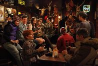 How I Met Your Mother – In ihrer kanadischen Stammkneipe fühlt sich Robin (Cobie Smulders, 4.v.l.) wohl ...