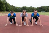 Checker Tobi – Checker Tobi mit dem sehbehinderten Sportler Sebastian Roob (links) und seinem Trainer Rafael Marks (rechts).