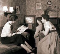Unser Land in den 50ern – Sendestart: Am 25 Dezember 1952 startet der Nordwestdeutsche Rundfunk sein tägliches Fernsehprogramm. Einen Tag später wurde das erste Fußballspiel der Geschichte übertragen: FC St Pauli gegen Hamborn. (Archivfoto 25.12.1953, Familie beim Programmstart des Deutschen Fernsehens, Sender NWDR)