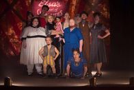 American Horror Story – Im Tode vereint? Barbara (Chrissy Metz, 2.v.l.), Eve (Erika Ervin, 3.v.l.), Elsa (Jessica Lange, 4.v.l.), Ma Petite (Jyoti Amge, 5.v.l.), Ethel (Kathy Bates, 4.v.r.), Paul (Mat Fraser, 2.v.r.) Penny (Grace Gummer, r.), Toulouse (Drew Rin Varick, vorne l.) und Suzi (Rose Siggins, vorne r.) ...