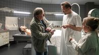 Tatort – Gestern Abend waren sie noch zusammen auf einer Party, doch jetzt ruft die Arbeit. In der Rechtsmedizin rekonstruieren Prof. Karl-Friedrich Boerne (Jan Josef Liefers) und Kommisaar Frank Thiel (Axel Prahl, 2.v.l.) einen möglichen Tathergang im Mordfall des jungen Rechtsanwalts Nikolas Weber (Hadi Khanjanpour, li.) Mit dabei: die Rechtsmedizinerin Silke Haller (Christine Urspruch, re.).