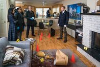 Elementary – L-R: Dr. Joan Watson (Lucy Liu), Detective Marcus Bell(Jon Michael Hill), Captain Thomas Gregson ( Aidan Quinn) und Sherlock Holmes (Jonny Lee Miller)