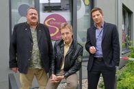 Die Rosenheim-Cops – Die Rosenheim-Cops Hofer (Joseph Hannesschläger, l.), Mohr (Max Müller, M.) und Hansen (Igor Jeftic, r.) ermitteln im Beautysalon.