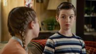 Young Sheldon – Missy Cooper (Raegan Revord) und Sheldon Cooper (Iain Armitage)