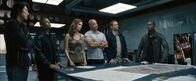 Fast & Furious 6 – Zusammentreffen von Giganten: Wird der Auftrag, der ihnen endlich Straffreiheit verschaffen soll, wirklich so ablaufen, wie es sich Han (Sung Kang, l.), Tej (Chris Bridges, 2.v.l.), Gisele (Gal Gadot, 3.v.l.), Dom (Vin Diesel, 3.v.r.), Brian (Paul Walker, 2.v.r.) und Roma (Tyrese Gibson, r.) erhoffen?