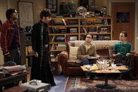 The Big Bang Theory – Leonard (Johnny Galecki, 2.v.r.) und Sheldon (Jim Parsons, r.) sind völlig verdutzt, als Howard (Simon Helberg, 2.v.l.) und Raj (Kunal Nayyar, l.) geschminkt und verkleidet in einen Gothic-Club gehen, um Mädchen abzuschleppen ...