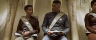 After Earth – Als General Cypher Raige (Will Smith, r.) und sein Sohn Kitai Raige (Jaden Smith, l.) mit ihrem Raumschiff notlanden müssen, nachdem es durch einen Asteroidensturm schwer beschädigt worden ist, landen sie per Zufall auf der Erde. Auf jetzt nur noch mordlüsterne Aliens leben ...