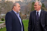 Der Alte – Richard Voss (Jan-Gregor Kremp, l.) spricht mit dem Unternehmer Oskar Schaller (August Zirner, r.), der sich durch die Insolvenz seiner Firma viele Feinde gemacht hat.