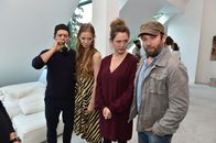 jerks. – (v.l.n.r.) Fahri (Fahri Yardim); Pheline (Pheline Roggan); Emily (Emily Cox); Christian (Christian Ulmen)