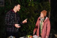 Call Me Kat – Max (Cheyenne Jackson, l.); Kat (Mayim Bialik, r.)