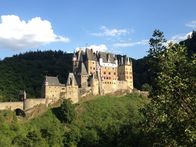 Terra X: Mythos Burg – Burg Eltz ist eine der berühmtesten Burgen Deutschlands und befindet sich noch immer in Familienbesitz. "Terra X" erzählt in der zweiteiligen Dokumentation die wechselvolle Geschichte dieses Bollwerks.