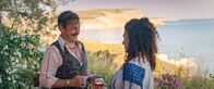 Griechenland oder Der laufende Huhn – Ilias (Kostas Antalopoulos) und Rina (Claudia Kottal) haben unterschiedliche Ideen, was Johannes’ Erbe angeht.