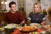 Young Sheldon – Georgie Cooper (Montana Jordan, l.); Mandy McAllister (Emily Osment, r.)