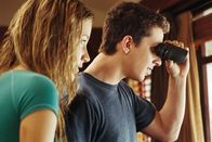 Disturbia – Kale (Shia LaBeouf, r.) ist zu drei Monaten Hausarrest verurteilt. Eine elektronische Fußfessel macht es ihm unmöglich, sich von seinem Elternhaus zu entfernen. Aus Langeweile beginnt er mit Freundin Ashley (Sarah Roemer, l.), seine Nachbarn zu beobachten ...