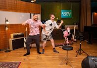Leider laut – Bei "Leider laut" stehen lustige Spiele, Battles und Jamsessions mit Bürger Lars Dietrichauf und Marti Fischer dem Programm.
