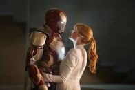 Iron Man 3 – Nach den katastrophalen Ereignissen in New York leidet Iron Man Tony Stark (Robert Downey Jr., l.) an schlimmen Panikattacken, zum Glück hat er seine Freundin Pepper (Gwyneth Paltrow, r.), die ihm nicht nur als CEO zur Seite steht, sondern auch auf der zwischenmenschlichen Ebene ein Fels in der Brandung ist ...