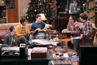 The Big Bang Theory – Geraten wegen eines Männerabends in Streit mit den Frauen: Howard (Simon Helberg, r.), Sheldon (Jim Parsons, M.), Leonard (Johnny Galecki, 2.v.r.), Raj (Kunal Nayyar, 2.v.l.) und Stuart (Kevin Sussman, l.) ...
