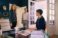 Die Heiland - Wir sind Anwalt – Natti Hendricks (Luzia Oppermann, l.) hat ein schwieriges Verhältnis zu ihrem Vater Jörg (Guido Lambrecht, M.), vor allem aber zu ihrer Stiefmutter Britta Hendricks (Hanna Jürgens, r.).