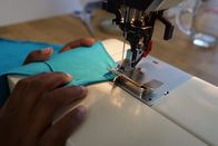 Ich bin Ich – Beti arbeitet an der Nähmaschine.