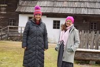 Hoagascht – Moderatorin Christina Ömmer (r.) mit Volkskundlerin Monika Brunner-Gaurek vor einem Lungauer Haus im Salzburger Freilichtmuseum