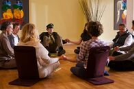 Hubert und Staller – Staller (Helmfried von Lüttichau) ermittelt in einem Seminar-Zentrum