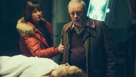 Inspector Mathias - Mord in Wales – Die Tote im See ist nicht seine Tochter: der ehemalige Schulleiter Gwilym Pritchard (Ian Saynor) mit Mared (Mali Harries) bei der Obduktion.
