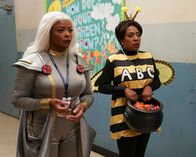 Abbott Elementary – v.li.: Ava Coleman (Janelle James), Barbara Howard (Sheryl Lee Ralph)