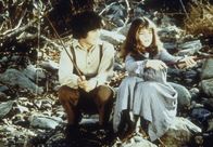 Unsere kleine Farm – Sylvia Webb (Olivia Barash, r.) trifft sich heimlich mit ihrem Freund Albert Ingalls (Matthew Laborteaux, l.). Ihr Vater ist gegen die Beziehung.