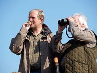 Der Winzerkönig – Thomas (Harald Krassnitzer, li.) und Gottfried (Wolfgang Hübsch) probieren mit Erfolg eine Lockpfeife für Wildschweine aus.