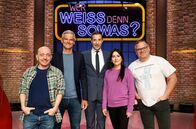 Wer weiß denn sowas? – Moderatorin Aline Abboud (2.v.r.).
