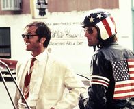 Easy Rider – Anwalt George Hanson (Jack Nicholson, l.) hat Biker Wyatt (Peter Fonda) in Las Vegas aus dem Gefängnis geholt.