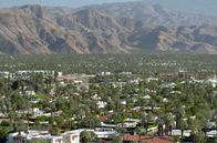 Stadt Land Kunst – Im Süden Kaliforniens, inmitten der Sonora-Wüste, liegt Palm Springs: eine Oase des Wohlstands, die zum Erholen, Entspannen und Feiern einlädt.