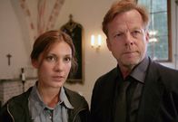 Mankells Wallander – Kommissar Wallander (Krister Henriksson) und seine Kollegin Isabell (Nina Zanjani) ermitteln in einem Mädchenpensionat.