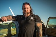 Airplane Repo - Die Inkasso-Piloten – Danny Thompson standing next to a car.