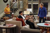Two and a Half Men – Der Heiratsantrag von Walden endet in einem Männerabend: Walden (Ashton Kutcher, M.), Alan (Jon Cryer, l.) und Michael Bolton (Michael Bolton, r.) ...