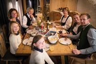 Zu Tisch ... – Zu Tisch in... Weissensee Staffel 1 Folge 16 Familie Knaller feiert Weihnachten Copyright: SRF/ZDF/ARTE