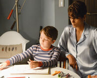 Extant – Während Molly (Halle Berry, r.) nach wie vor herausfinden will, was im All mit ihr geschah, passiert etwas Unvorhersehbares: Das Roboterkind Ethan (Pierce Gagnon, l.) hat, obwohl er nicht darauf programmiert wurde, einen Albtraum ...
